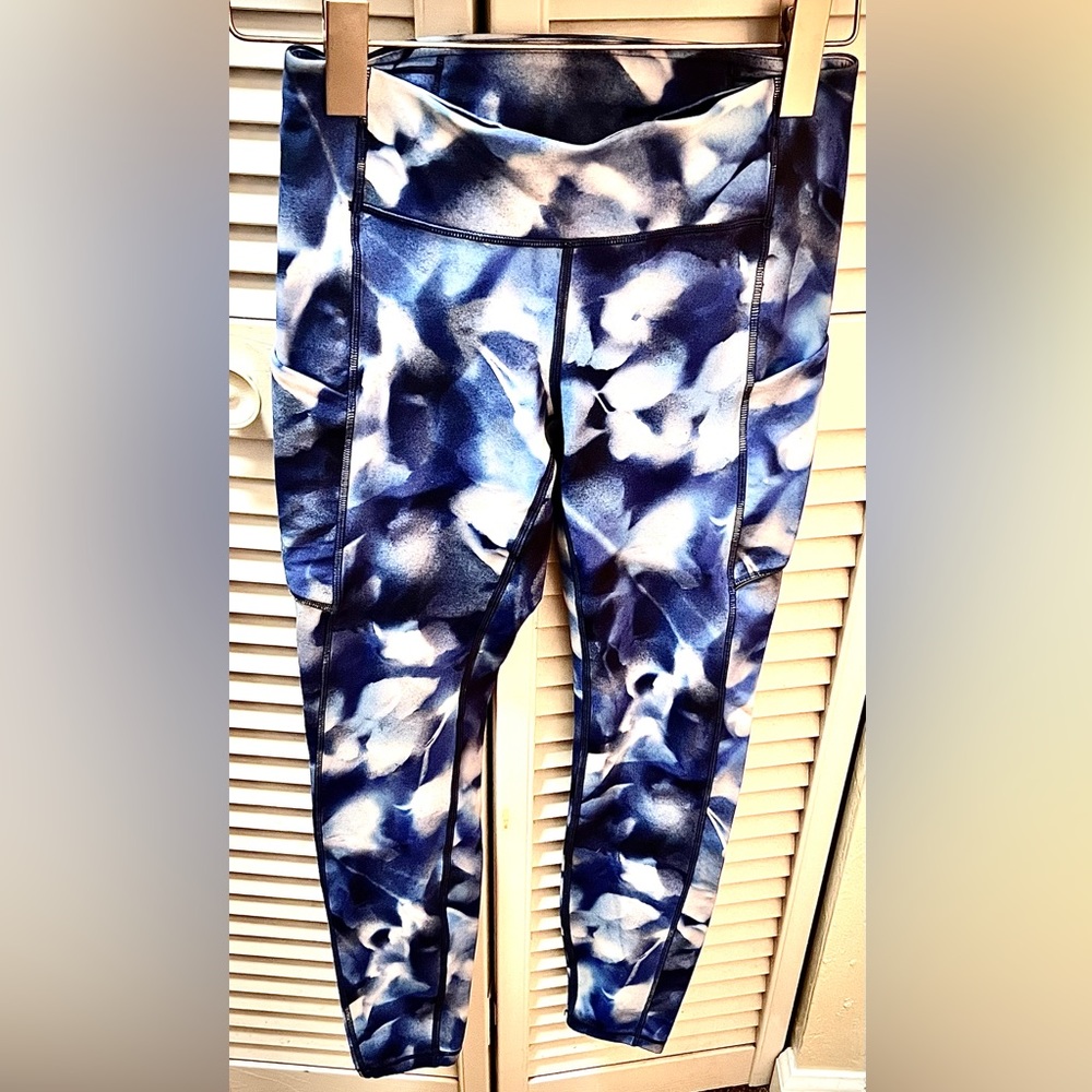 Lululemon Blue Floral Workout Pants, Size (4) Like New Condition, No Flaws